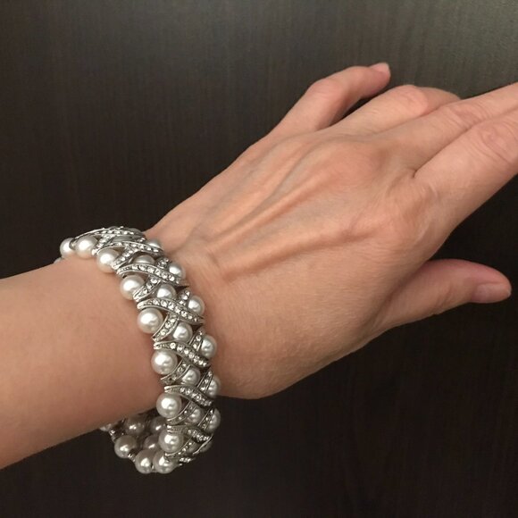 NEW__ Silver Tone Rhinestone and Faux Pearl Stretch Bracelet__ 8.5" - Picture 1 of 7